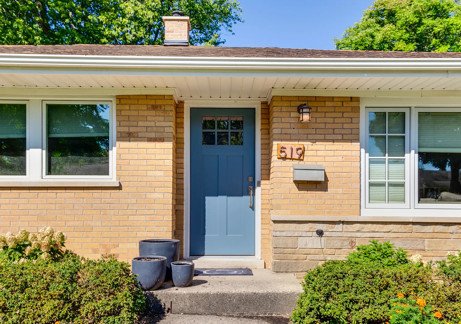 3 bed, 1.5 bath, 1241 sqft, $3,200 — Photo 3