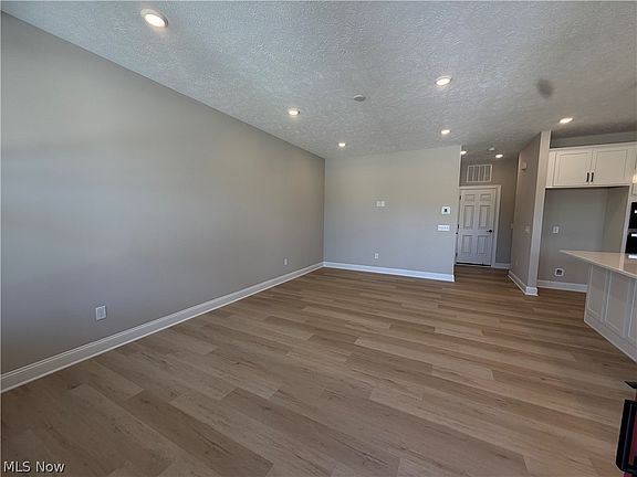 4th image of 16 Paige Ln
