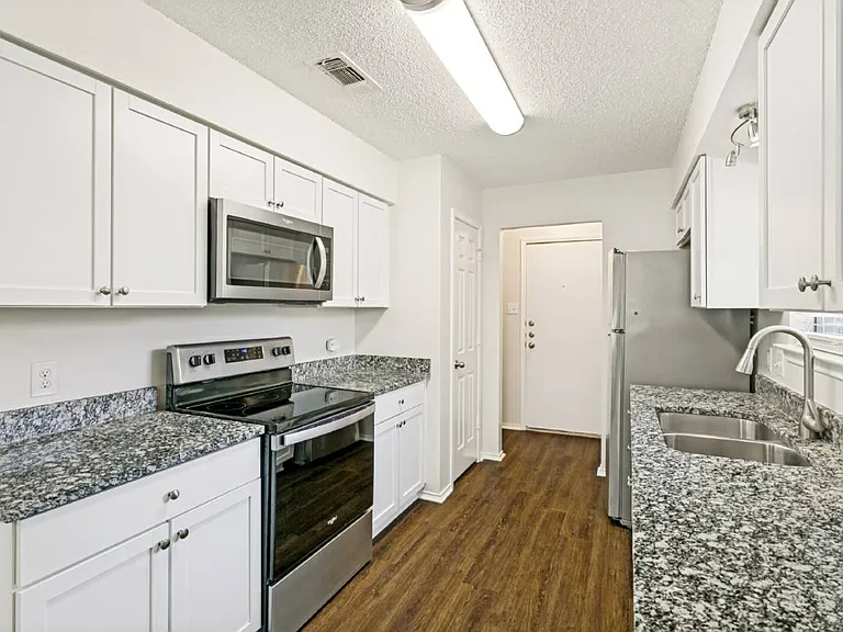 536 Clover Dr — Photo 5