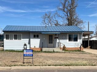 704 W Waterman Ave, Lakin, KS 67860