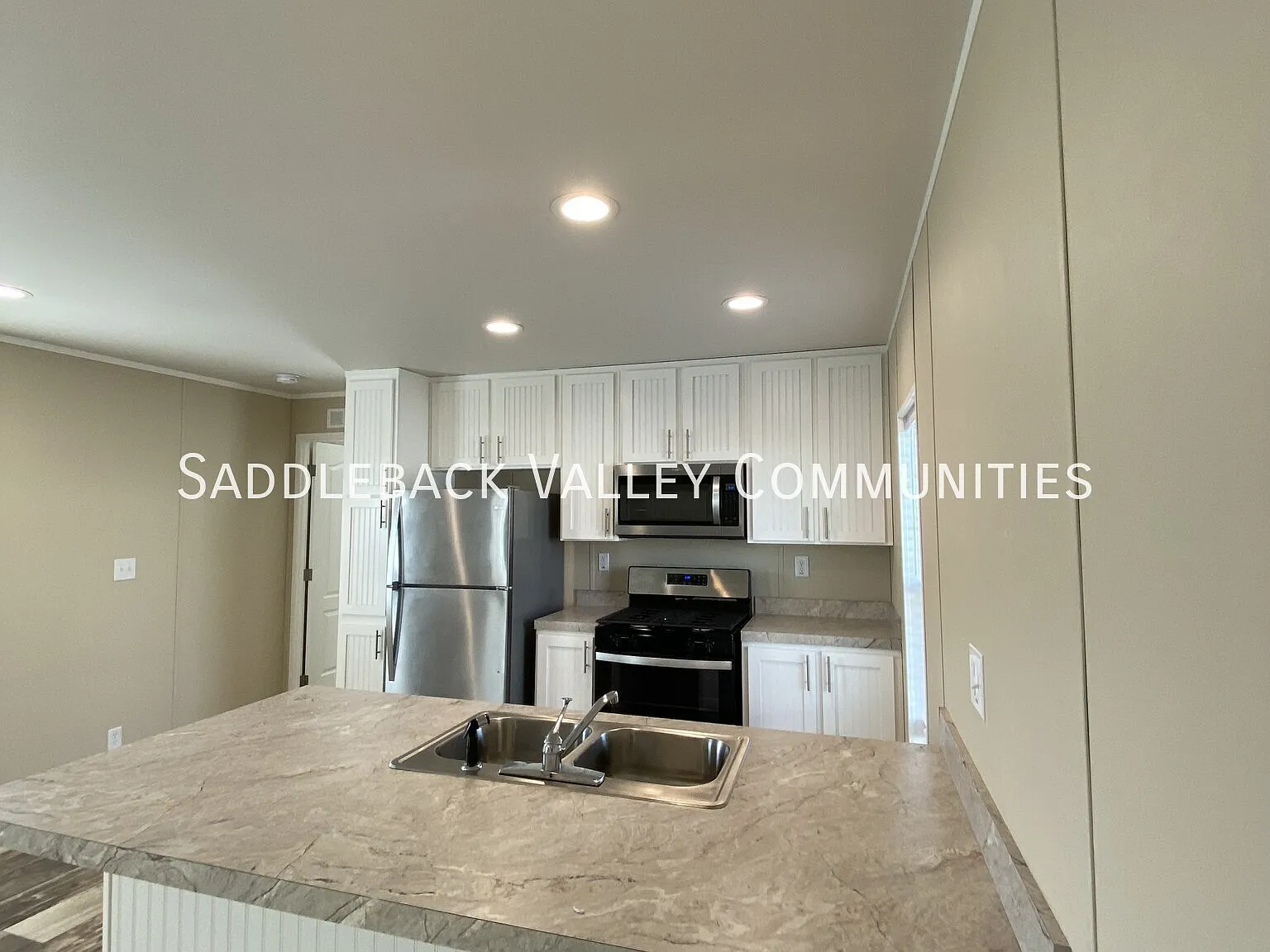 Like New Modern 3 Bedroom, 2 Full Bathroom — Photo 2