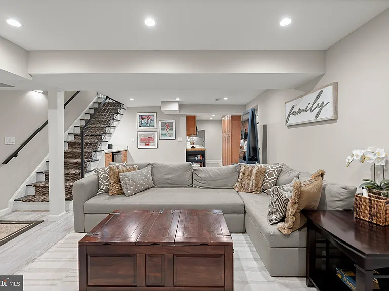 6709 Pemberton St — Photo 33
