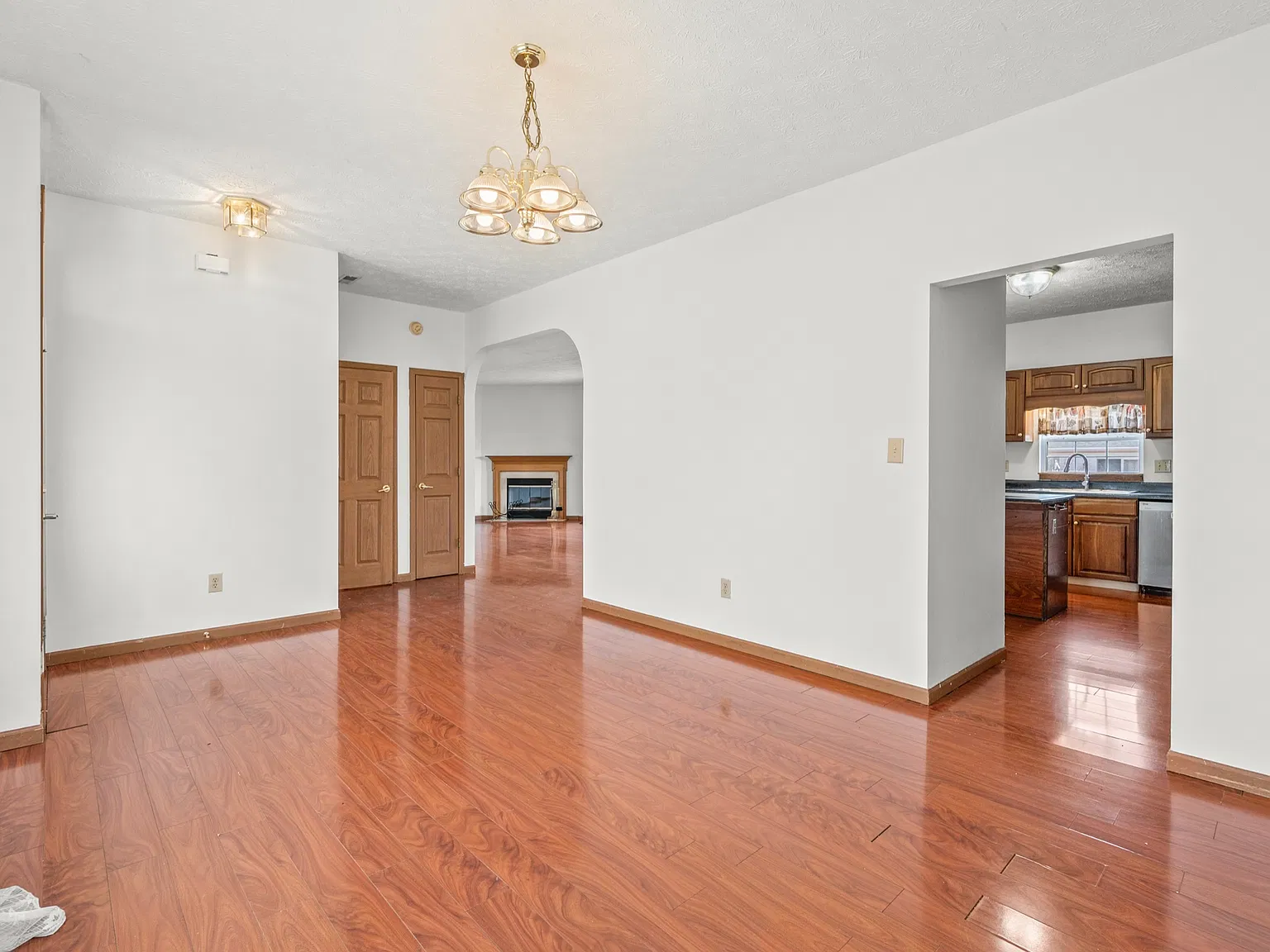 4 bed, 2.5 bath, 3026 sqft, $2,100 — Photo 3