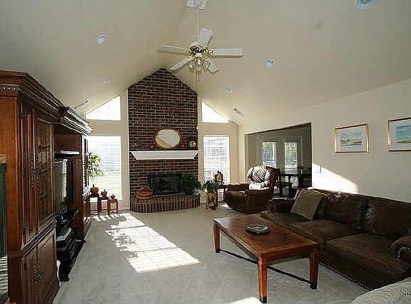 Great Room w/vaulted ceiling