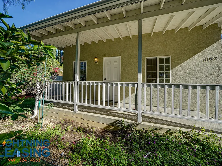 6182 Yolanda Ave — Photo 2