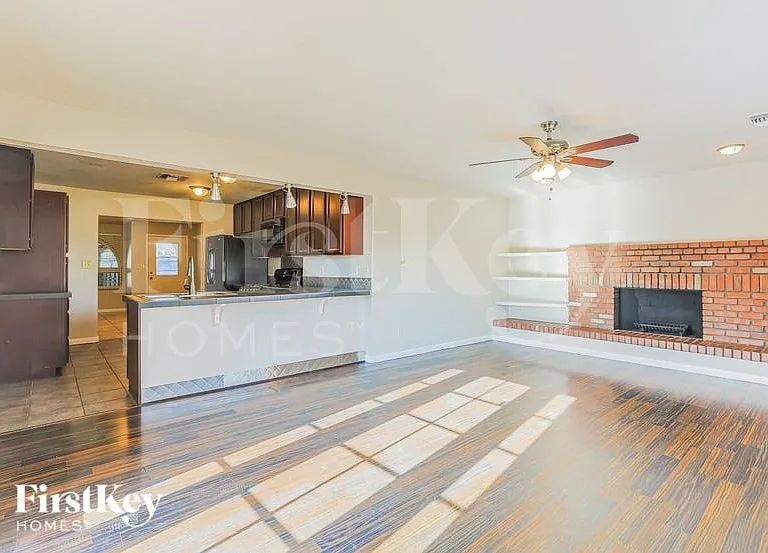 2518 E Don Carlos Ave — Photo 3