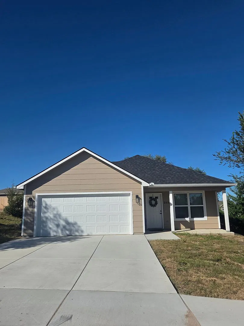 3 Bedrooms | 2 Bathrooms | 2-Car Garage | Pet Friendly — Photo 1