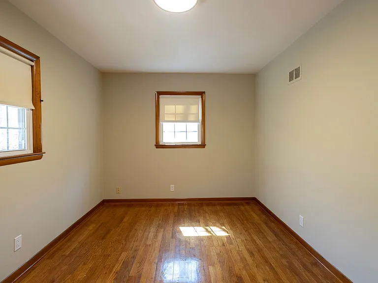 1008 Lakeshore Dr — Photo 3