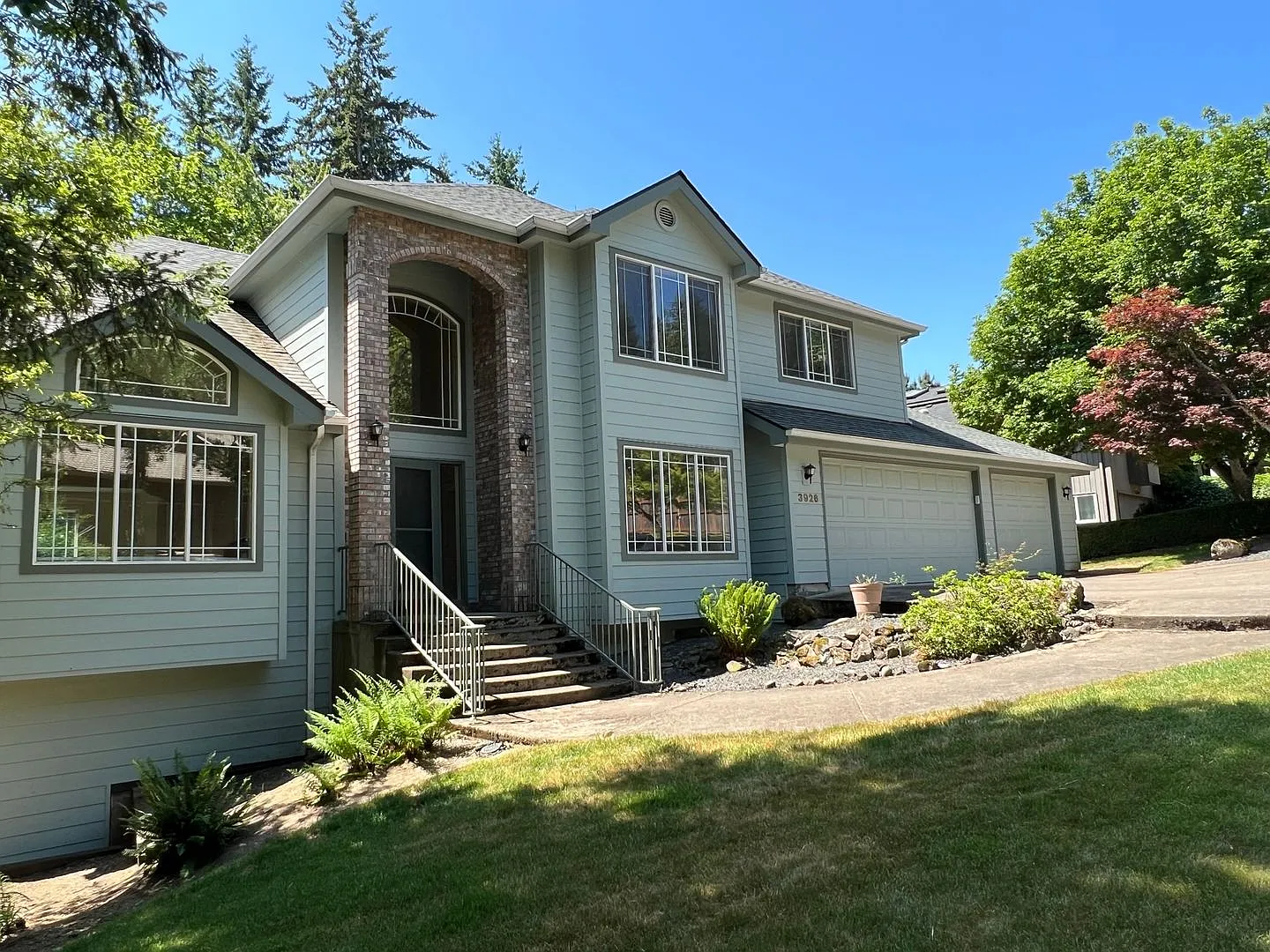 Tri-Level Spring Blvd Home — Photo 2