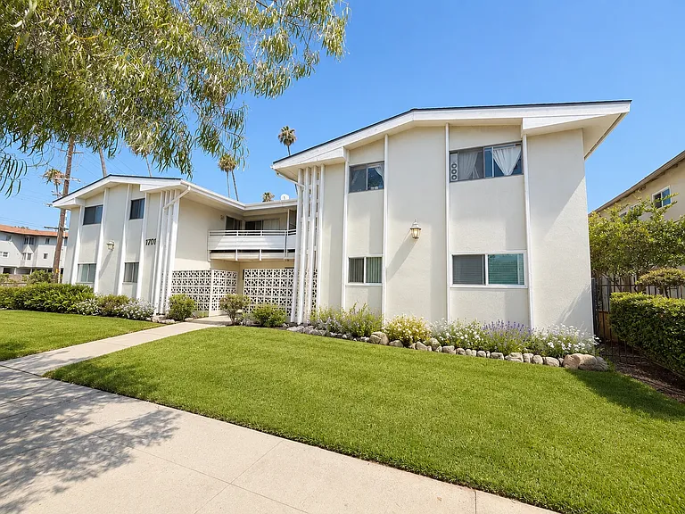 1700 Huntington Dr — Photo 10