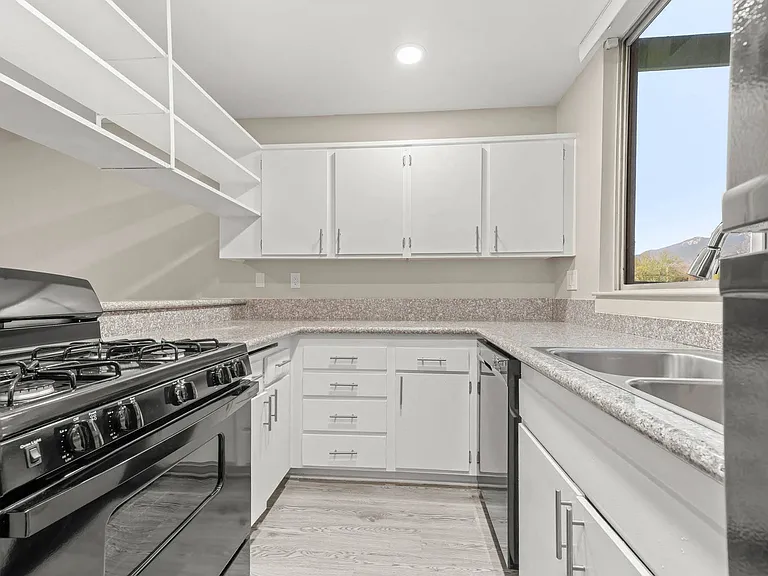 Tahquitz Court — Photo 12