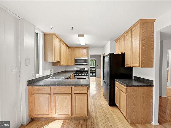2nd image of 12304 Persimmon Pl