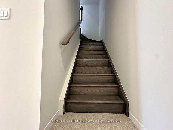 5th image of 121 Honeycrisp Cres Unit Townhouse 243-243