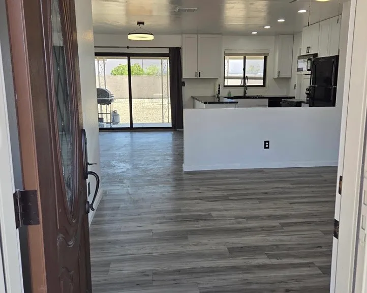 10521 W Loma Ln — Photo 6