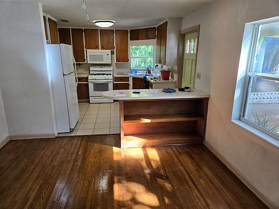 5th image of 829 E New York Ave #B