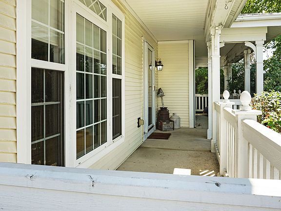 2nd image of 3227 Hampshire Ln
