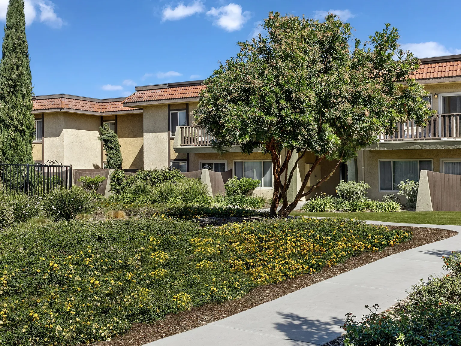 Los Arbolitos Oxnard Apartments — Photo 3