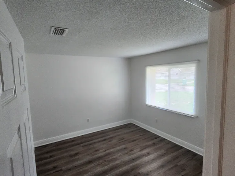912 Bryan Ct — Photo 4