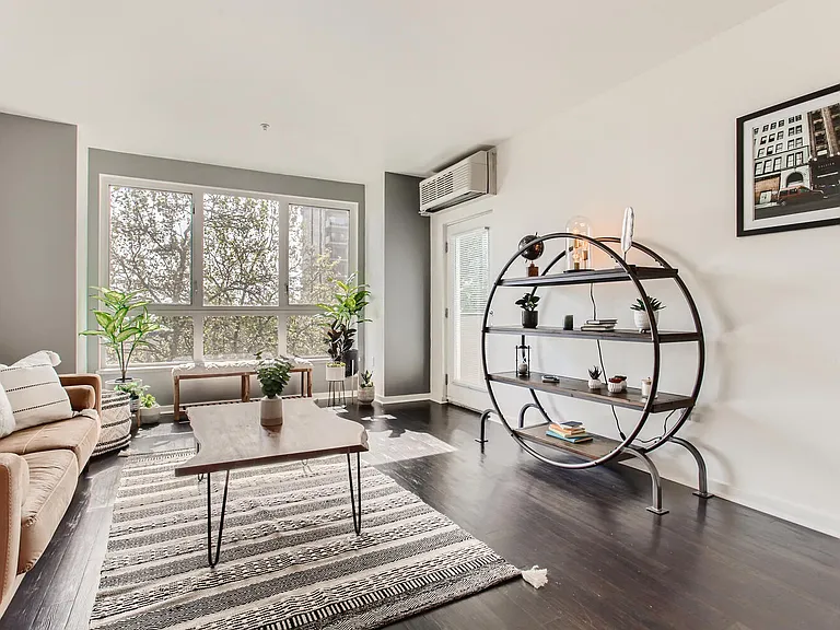 245 SW Lincoln St — Photo 4