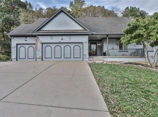 108 SW Winterpark Ln, Lees Summit, MO 64081