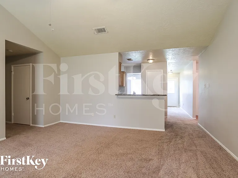 2118 Knollbrook Ln — Photo 4