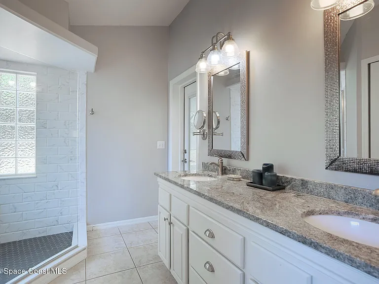 112 Carmen St — Photo 14