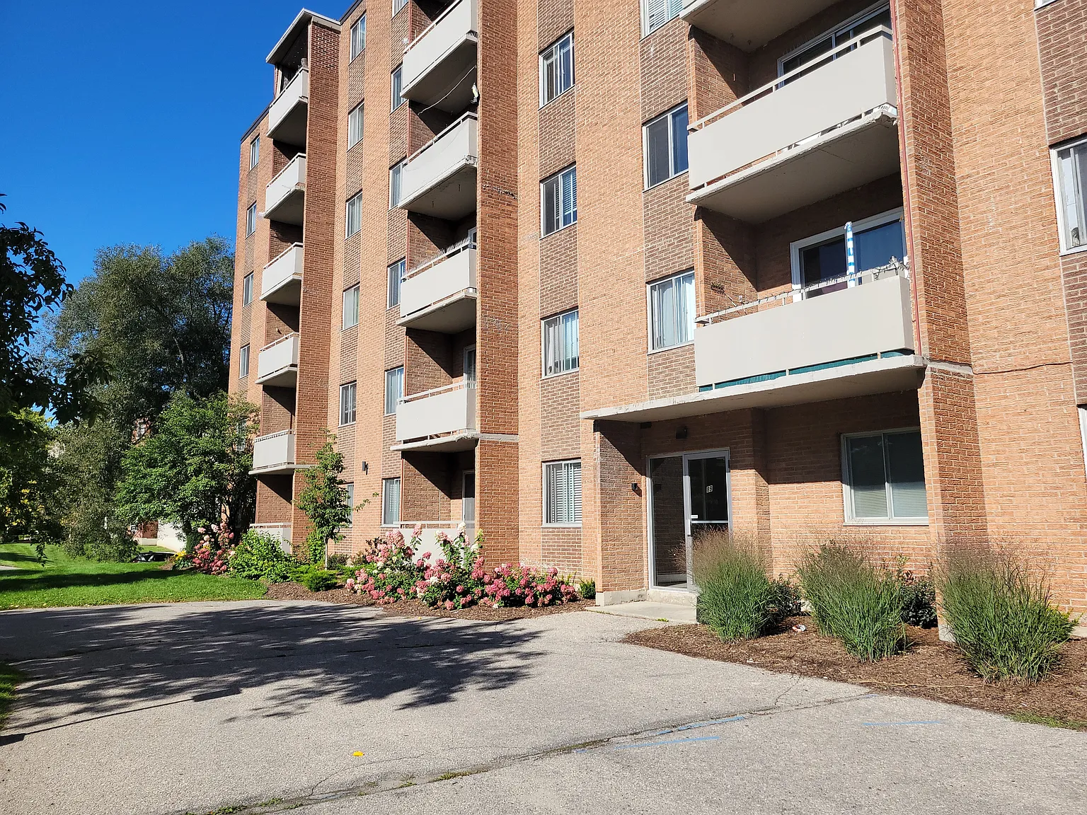 Sharon Garden Suites - Choose your rent level - Call for Details - All utilities included — Photo 2