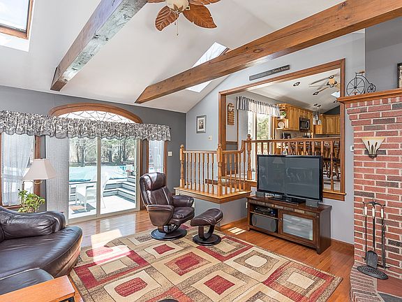 4th image of 15 Dove Ln