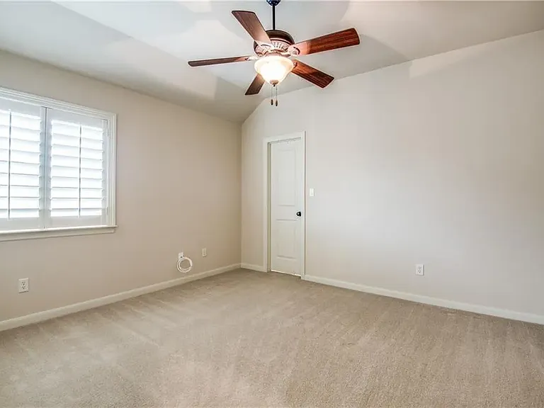 580 Butchart Dr — Photo 24