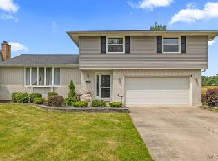 70 Country Club Ln, Grand Island, NY 14072