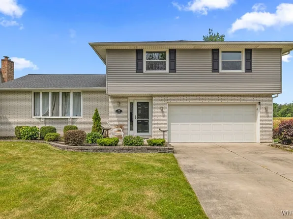 70 Country Club Ln, Grand Island, NY 14072