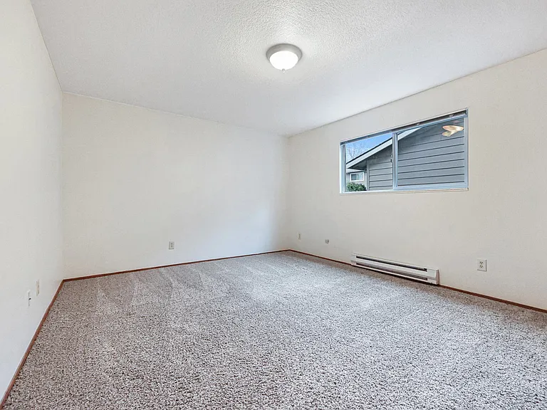 Applegate Apartments — Photo 11