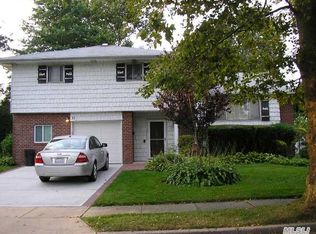 33 Acorn Ln, Plainview, NY 11803