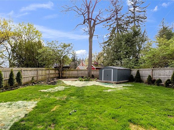 5th image of 379 Edgewood Rd