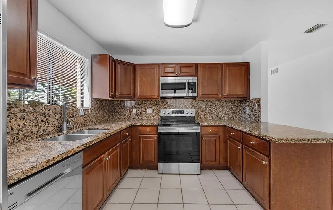 3 bed, 1919 sqft, $3,750 — Photo 2