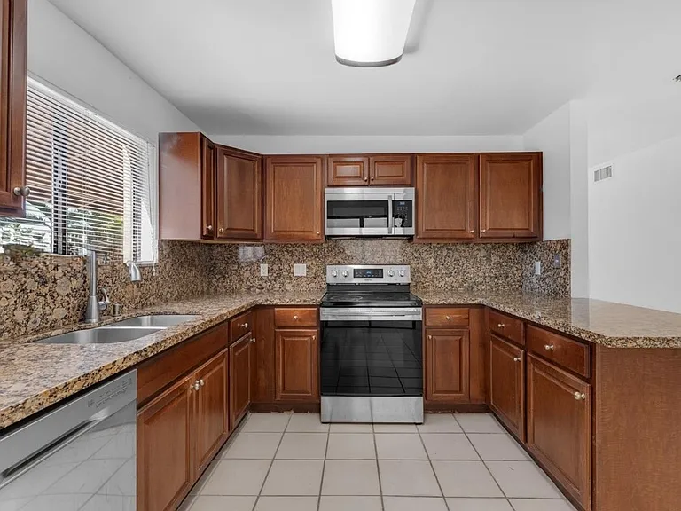 6118 SW 127th Pl — Photo 2