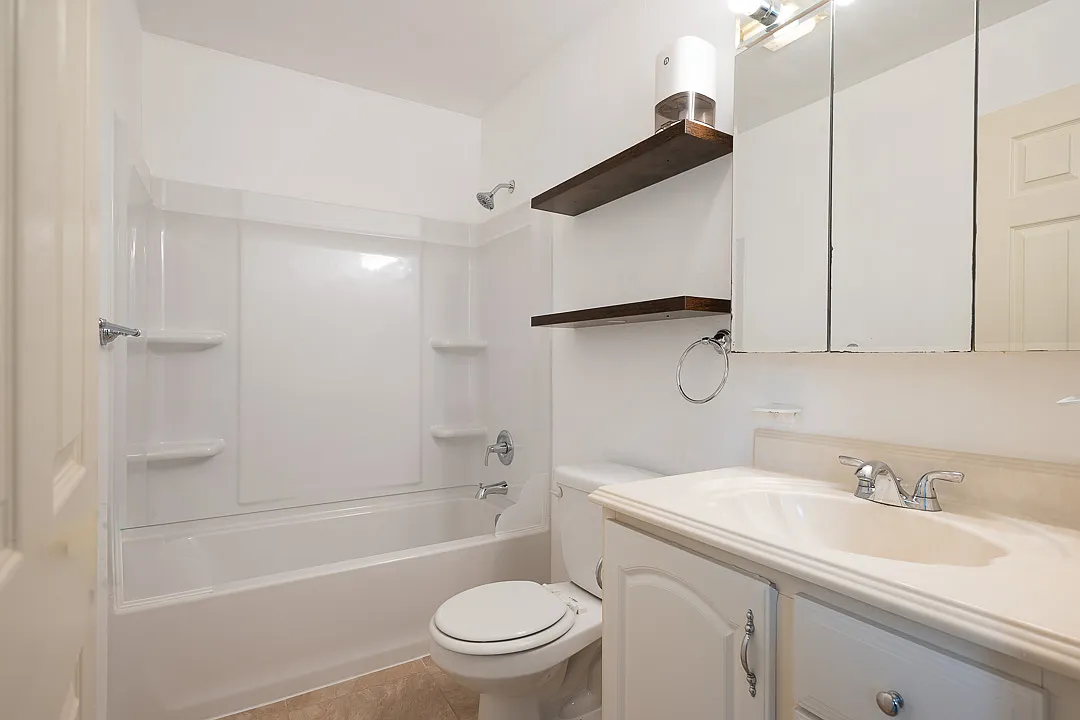 2 bed, 1010 sqft, $2,682 — Photo 3