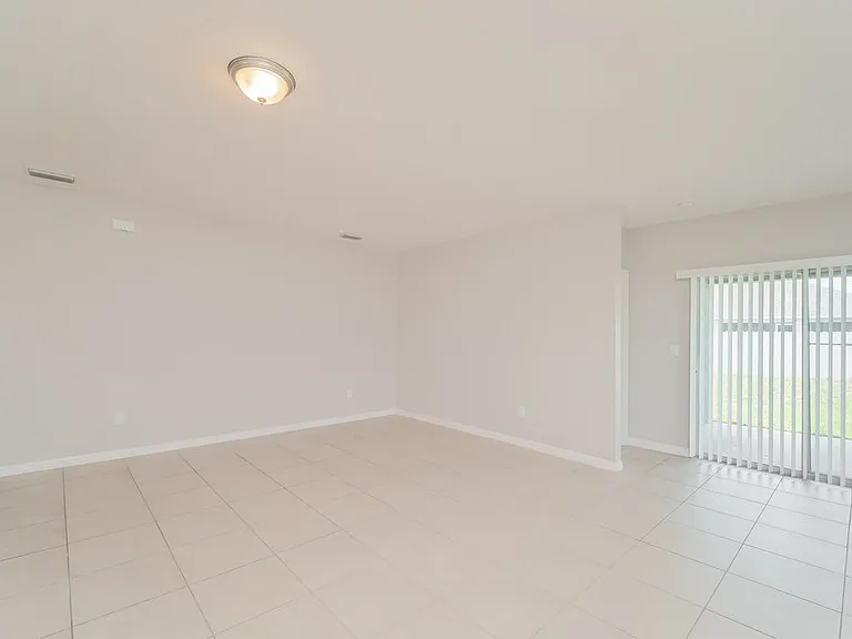 114 SW 21st St — Photo 5