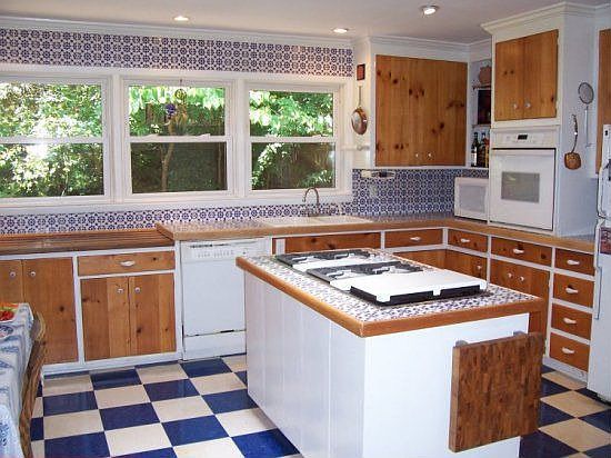 Eat-in kitchen features center island with JennAire 6 burner stove