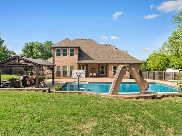 4367 W American Dr, Fayetteville, AR 72704