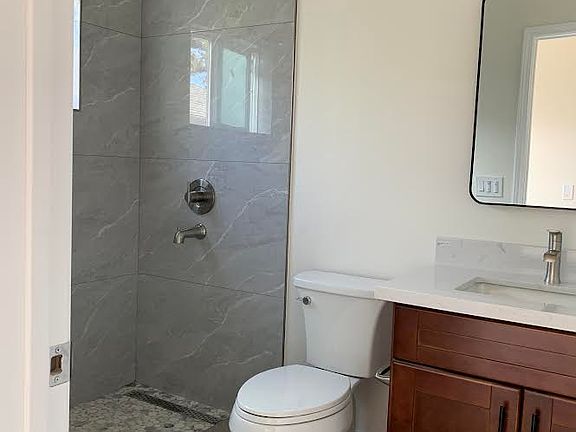 5th image of 522 Scott Ave #1