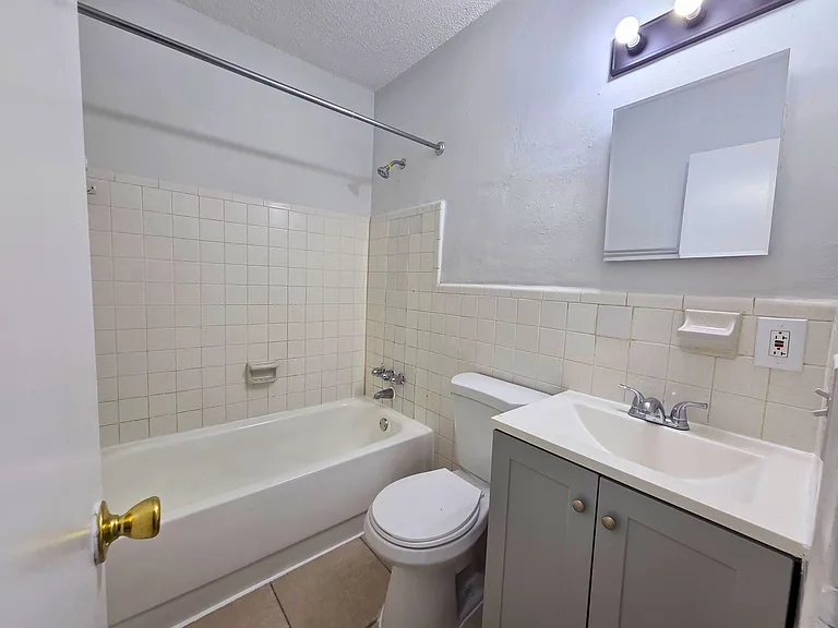 440 NW 40th Ct #4 — Photo 7