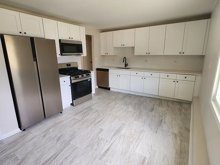 4301 Greenbrier Ln — Photo 3