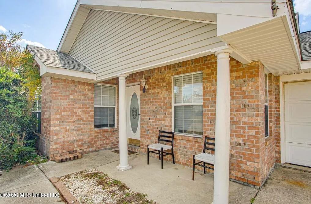 3 bed, 2.0 bath, 1354 sqft, $1,600 — Photo 2