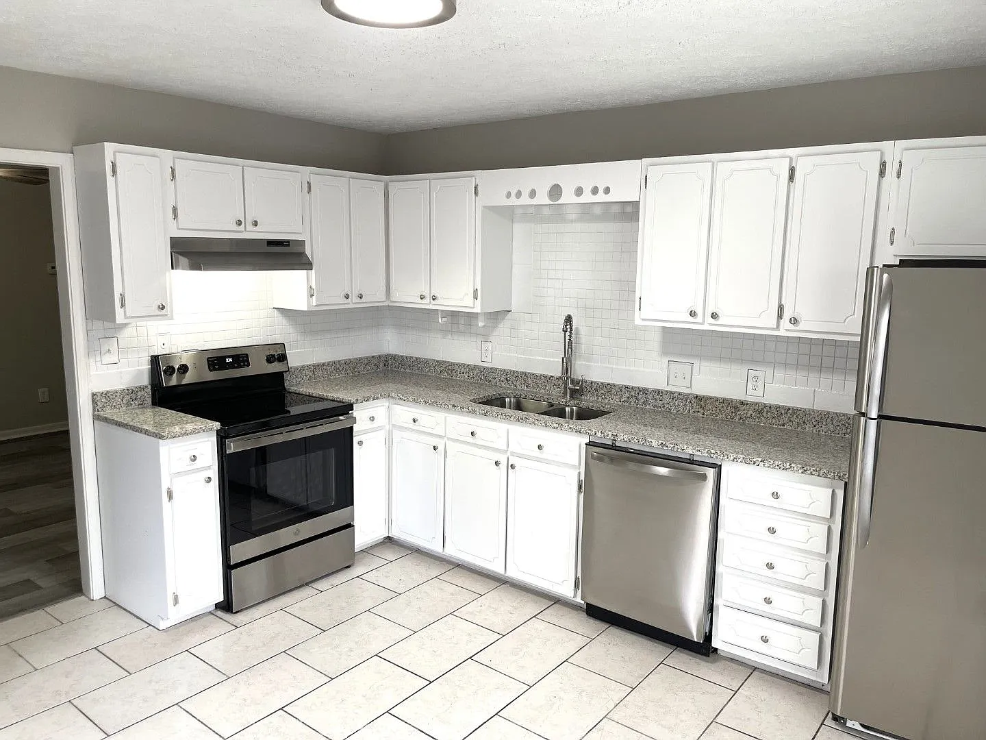 WOW! Newly renovated 2 bedroom, 2 bathroom property in Conyers! Must See — Photo 2