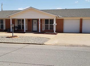 923 Camelot Dr, Clinton, OK 73601