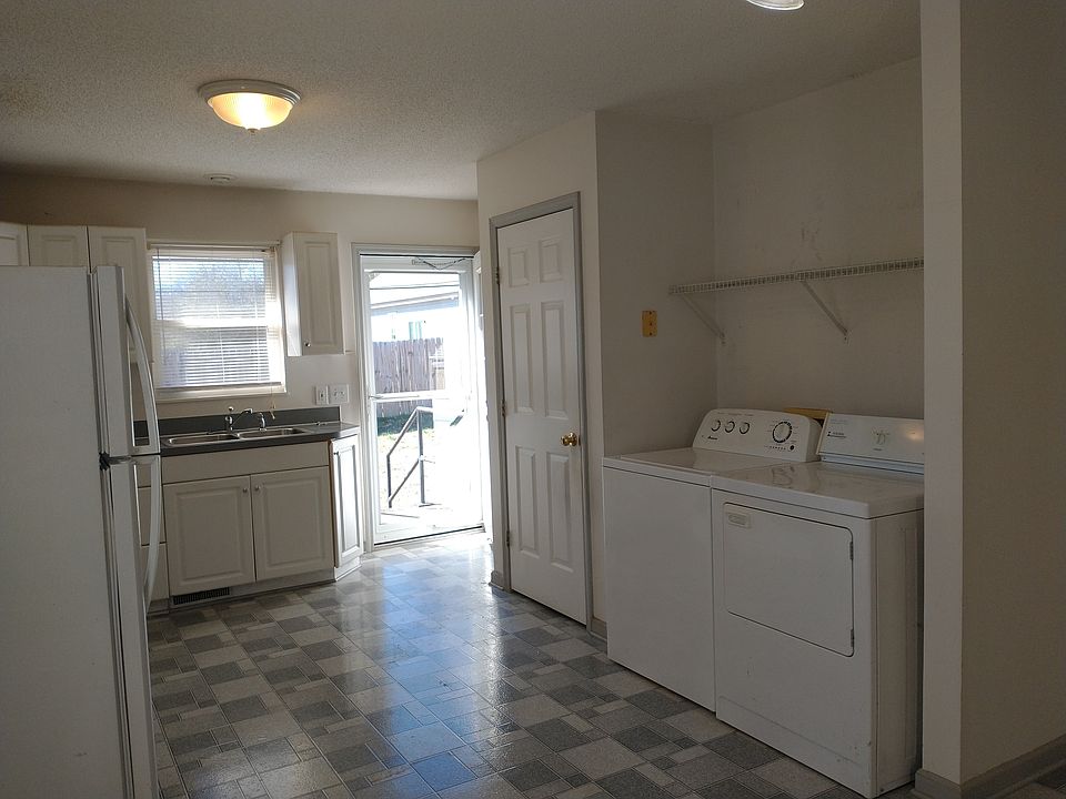 Kitchen w/ laundry