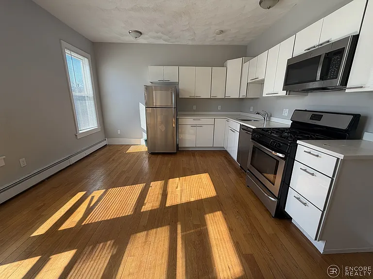 33 Portsmouth St #4R — Photo 6