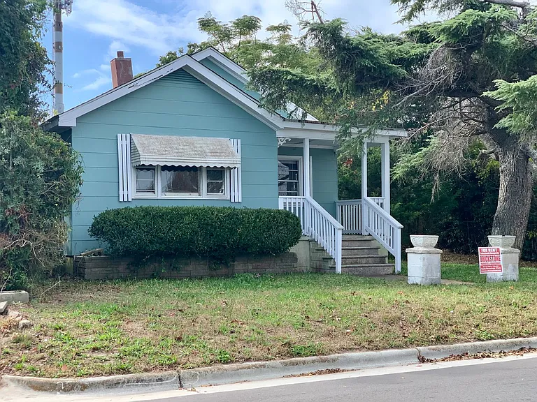 1409 Bay St — Photo 3
