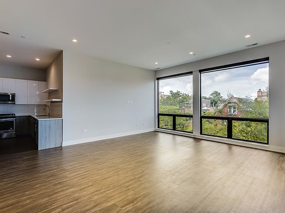 2nd image of 1023 N Ashland Ave #405